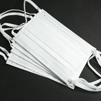 複数枚の市販品マスクを重ねた白い不織布マスクの写真