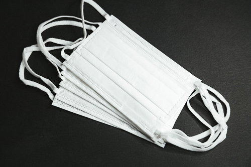複数枚の市販品マスクを重ねた白い不織布マスク