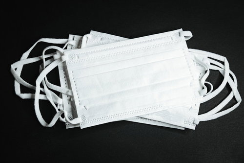 転売目的で残ったマスクが複数重なった状態