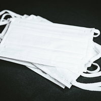 入手困難な時期の白いマスクの重ねられた状態と備蓄の写真