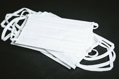 入手困難な時期の白いマスクの重ねられた状態と備蓄