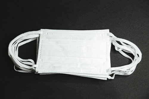 転売目的で撮影された市販品マスクの積み重ね