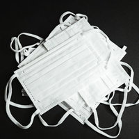 今となっては転売できず売れ残るマスク、コロナ禍の社会問題を象徴する使い捨てマスクの写真