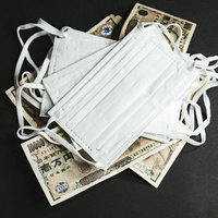 悪質なマスク転売と万札による高額化と詐欺の問題の写真