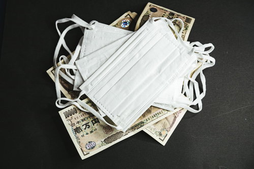 悪質なマスク転売と万札による高額化と詐欺の問題