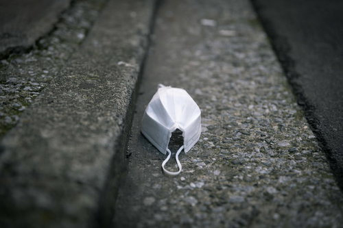 道端に捨てられた白いマスク