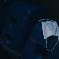 空き缶用のゴミ箱にポイ捨てされた白いマスクの写真