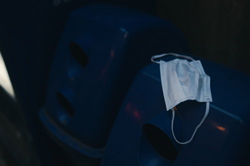 空き缶用のゴミ箱にポイ捨てされた白いマスク