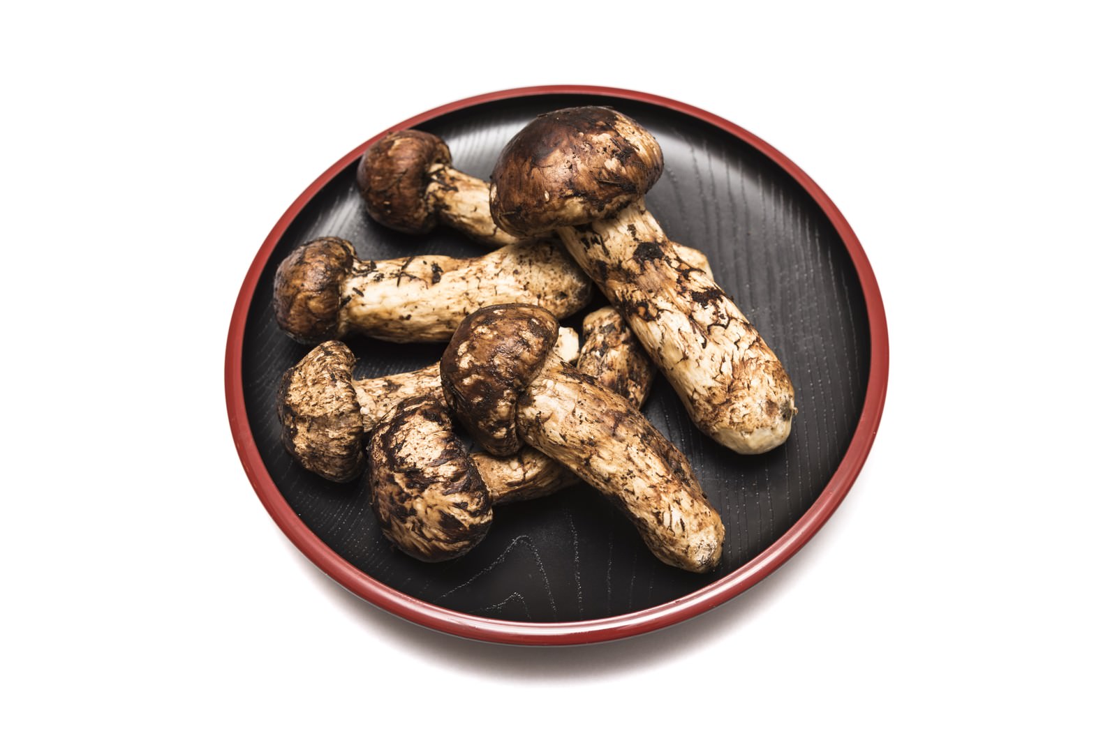 漆器の皿に盛られた松茸