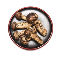 お盆に乗った松茸5本の写真