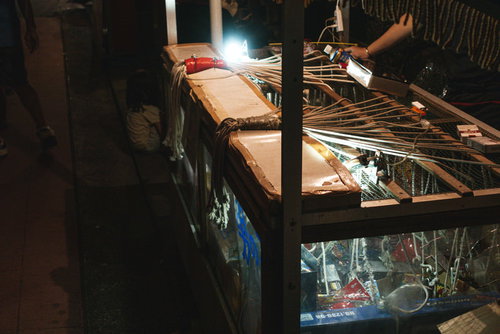 紐のどれかを引っ張ると豪華賞品が当たる露天の千本引き