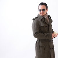 依頼人の反応を注視するマフィアのマネージャーの写真