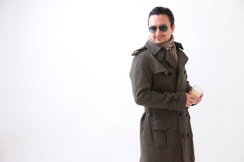 依頼人の反応を注視するマフィアのマネージャー