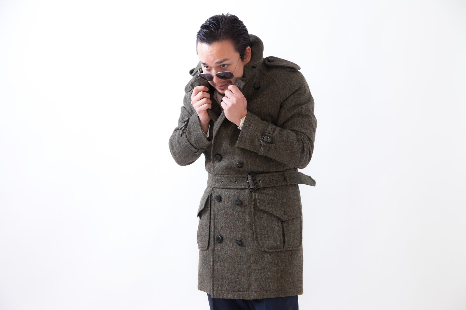 サングラスとトレンチコートの男性が紙コップを持つ［モデル：Max_Ezaki］