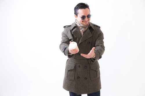 君のために温かいコーヒーを買ってきたスパイ風の男性