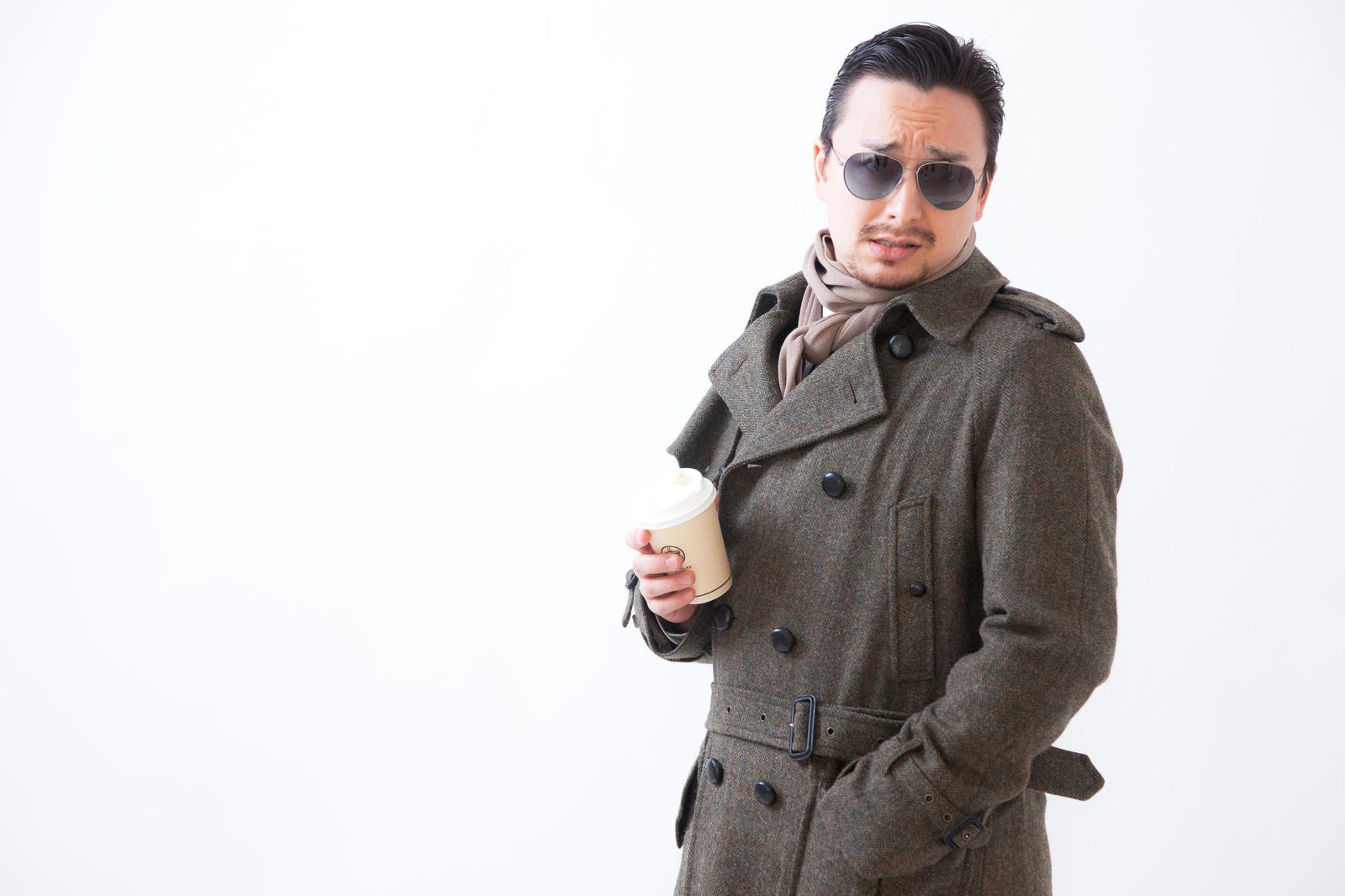 交渉決裂で怒るサングラス姿のグレーコート男性［モデル：Max_Ezaki］