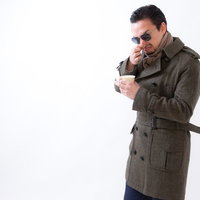 鼻がまがるほどの激臭に顔をしかめるサングラス姿の男性の写真