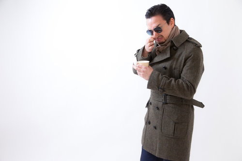 鼻がまがるほどの激臭に顔をしかめるサングラス姿の男性