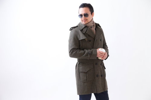 あきらかに怪しいサングラスをかけたエリート男性