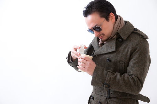 ペロッ これは青酸カリ。サングラスをかけた男性がコーヒーカップを手に持つ