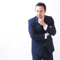 考える表情のビジネスマン、紺色スーツの男性の写真