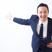 笑顔がしつこい営業マンの案内ポーズの写真