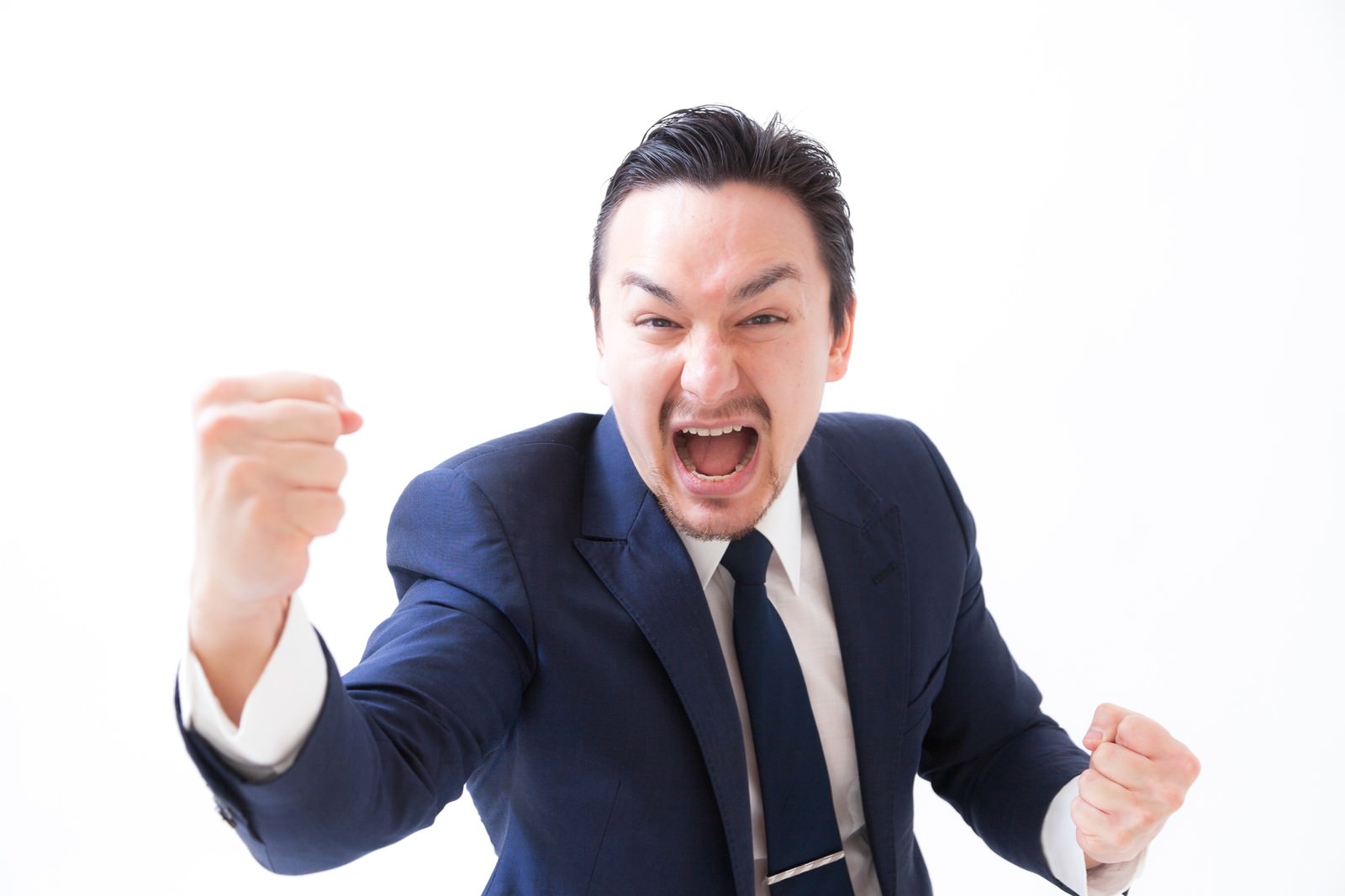 紺色のスーツを着た男性が両腕でガッツポーズをして口を開けて叫んでいる［モデル：Max_Ezaki］