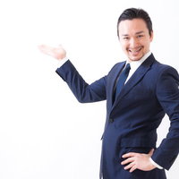 製品を案内するドイツ人ハーフの外資系社員の写真