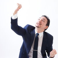 天高く拳を突き上げるドイツ人ハーフのガッツポーズの写真