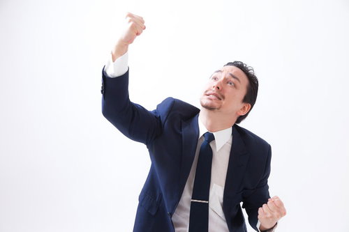 天高く拳を突き上げるドイツ人ハーフのガッツポーズ