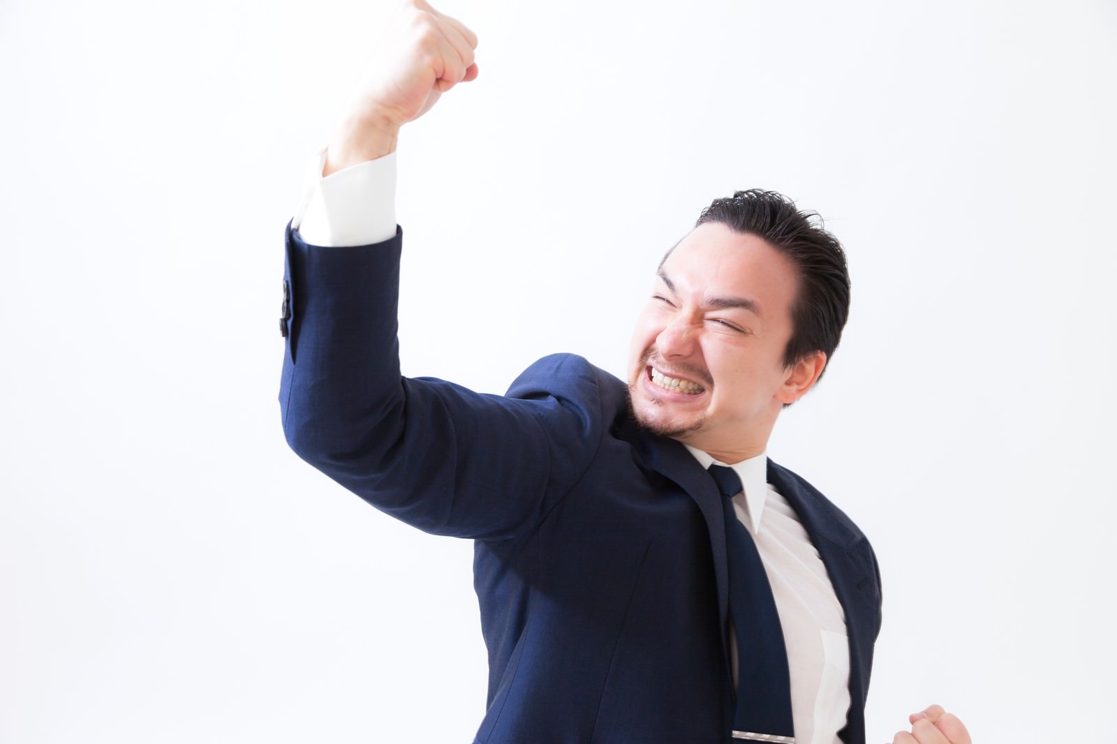 紺色のスーツ姿で拳を上げて叫ぶドイツ人ハーフの男性［モデル：Max_Ezaki］