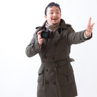 観光地でカメラを構える外国人観光客の笑顔の写真