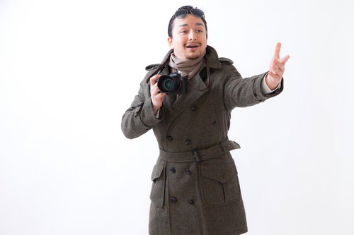 観光地でカメラを構える外国人観光客の笑顔