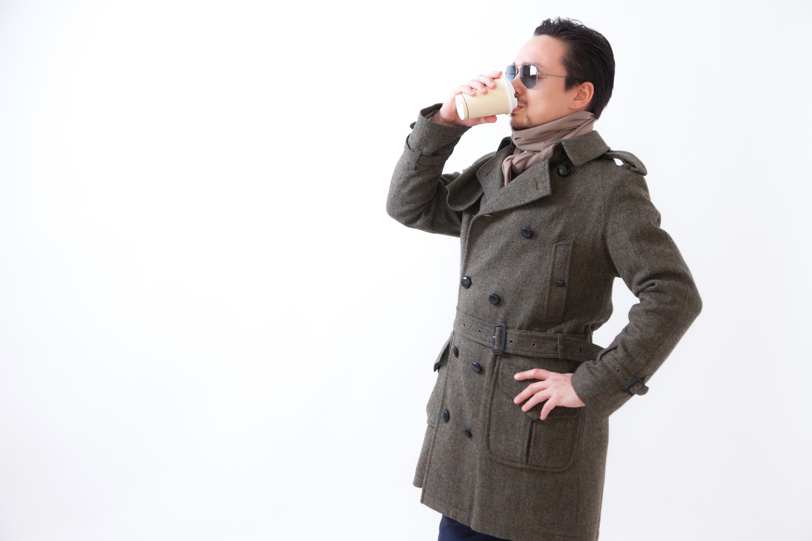 カメラを持って指差す外国人男性［モデル：Max_Ezaki］