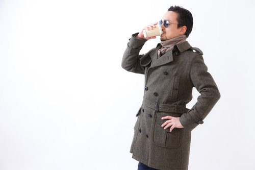 大物ぽい雰囲気の外国人俳優がカメラを持って指差しの写真