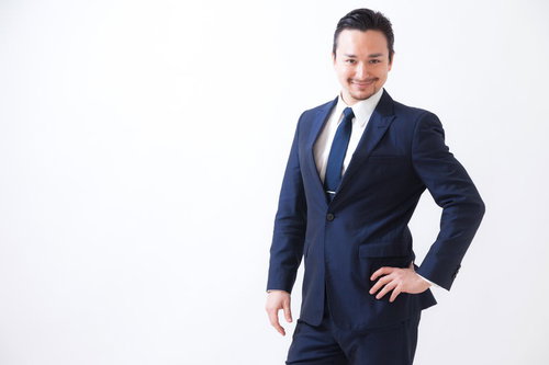 ダイエットに成功したビジネスマンがドヤ顔で決めポーズの写真