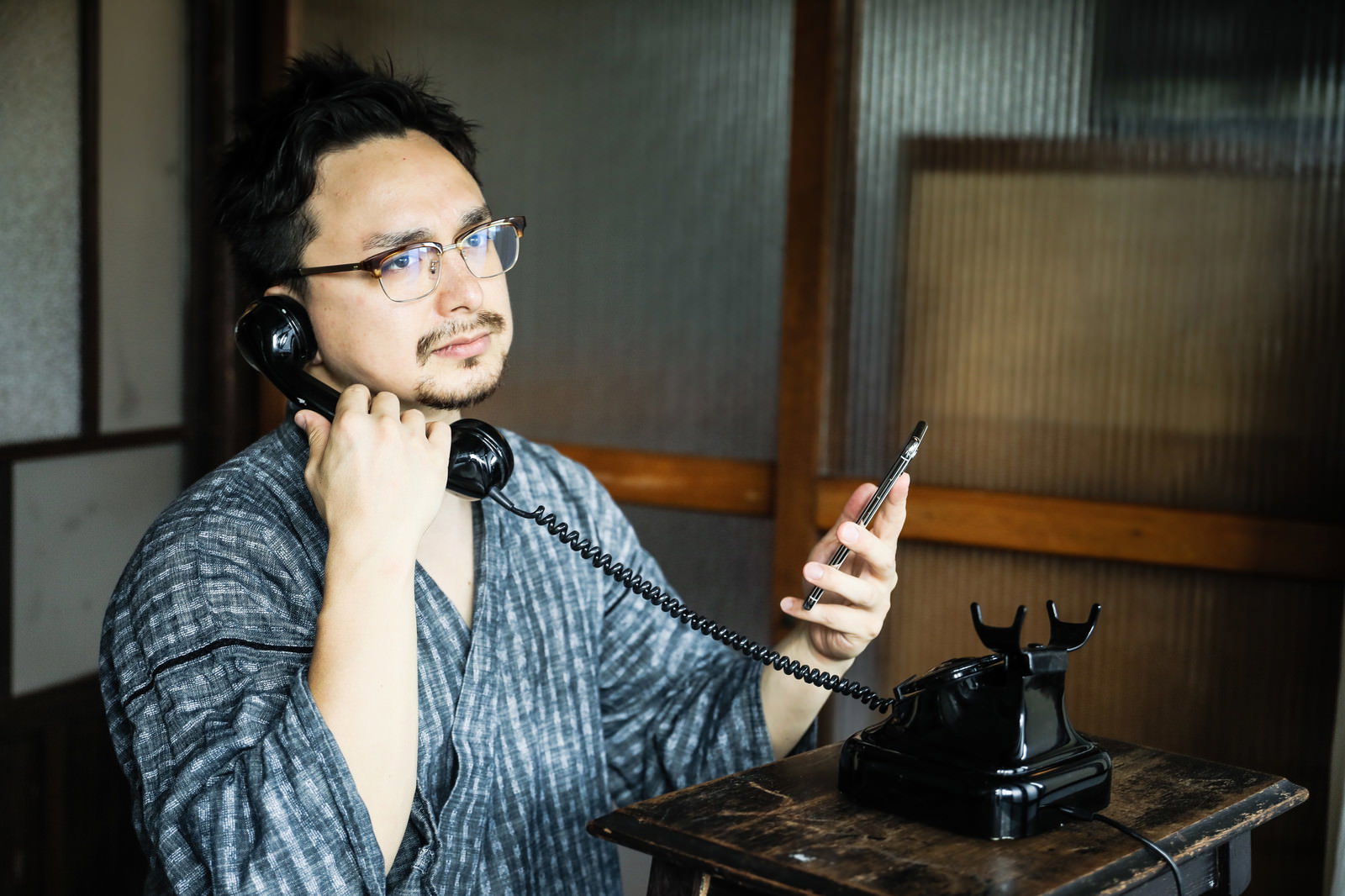 黒 電話 人