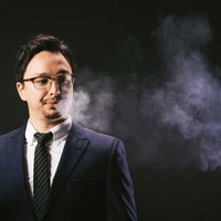 電子タバコの煙を吐くドイツ人ハーフの男性の写真