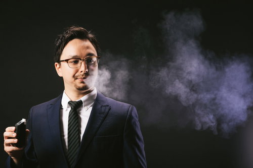 電子タバコの煙を吐くドイツ人ハーフの男性