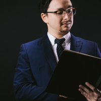 GDPR施行に伴う規約変更を確認するリーガル担当の男性の写真