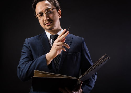 一般データ保護規則（GDPR）を説明するスーツ姿の海外Web担当者男性