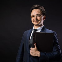 GDPRの遵守と規約を啓蒙するスーツ姿の法務専門家の写真