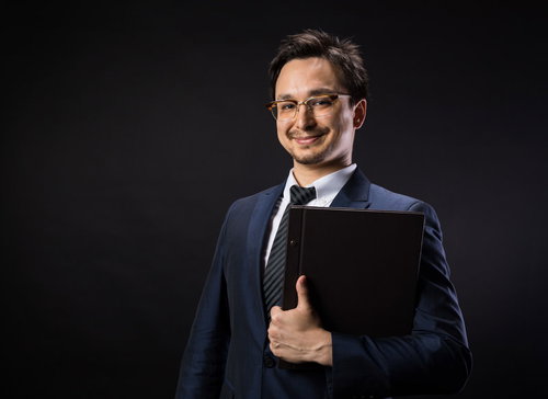 GDPRの遵守と規約を啓蒙するスーツ姿の法務専門家