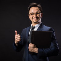 弊社はGDPR対応済みですと笑顔で応えるスーツ姿のリーガルアドバイザー男性の写真