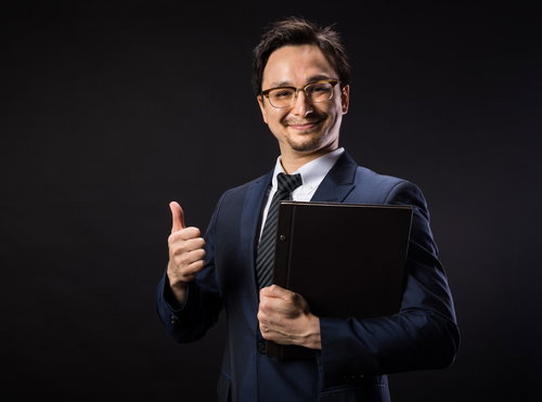 弊社はGDPR対応済みですと笑顔で応えるスーツ姿のリーガルアドバイザー男性