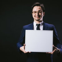 フリップを持ったドイツ人ハーフのビジネスマンの写真