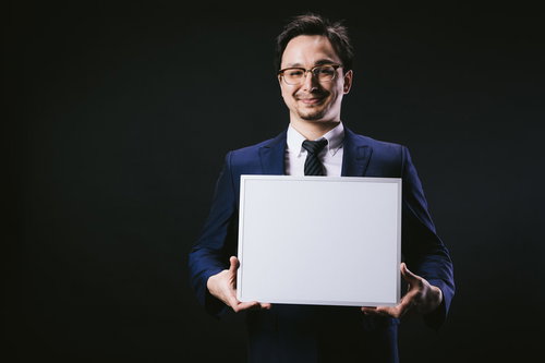 フリップを持ったドイツ人ハーフのビジネスマン