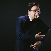 そそくさと逃げるように退社する会社員男性の写真