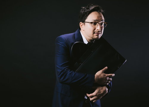 そそくさと逃げるように退社する会社員男性