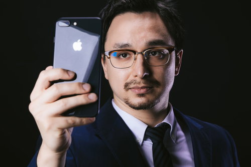 なかなか顔認証がされないドイツ人ハーフ男性